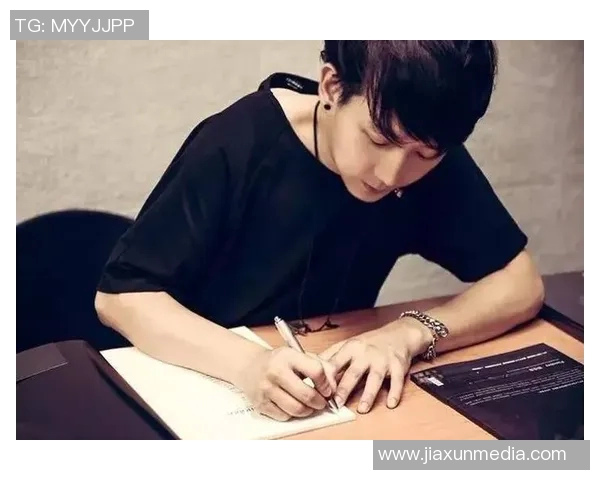 讲述足球明星的传奇人生与奋斗历程如何激励无数年轻人追逐梦想