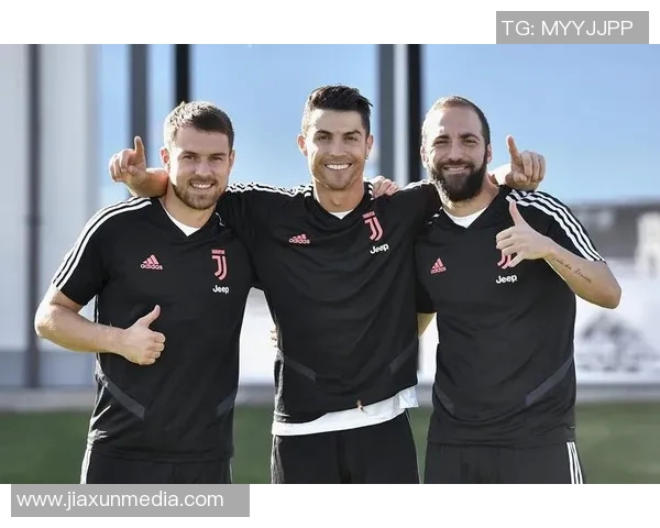 足球明星的踢球绝技揭秘如何在比赛中展现出色的个人风采与团队配合