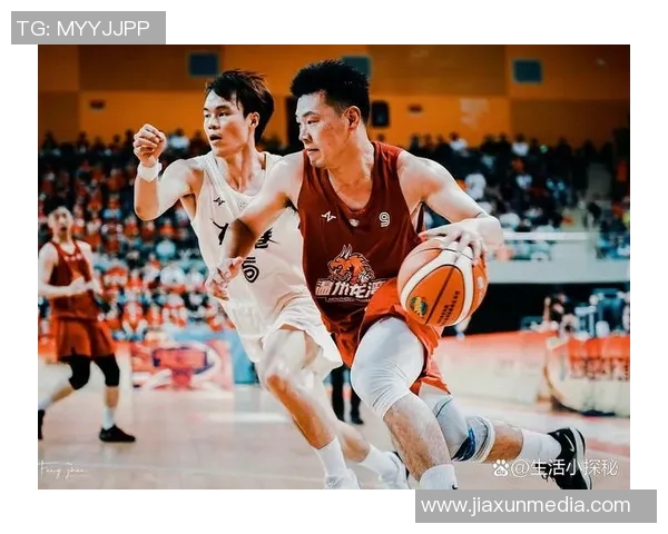 篮球明星与小孩的扣篮瞬间展现梦想与激情的完美结合